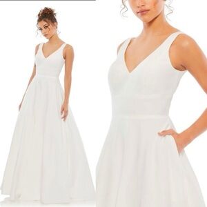 Mac Duggal White A-Line Gown With Pockets  Size 6 Sleeveless V-Neck Formal Gown